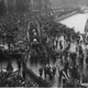 Los restos de los tres hombres son llevados directamente del barco al centro de Estocolom bajo manifestaciones de duelo nacional. Foto de prensa del 5 de octubre de 1930. Wikimedia Commons